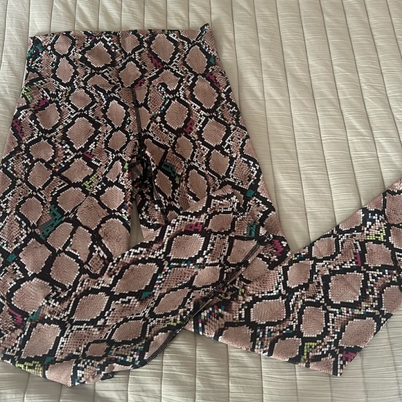 Beach Riot snakeskin leggings - Picture 1 of 3